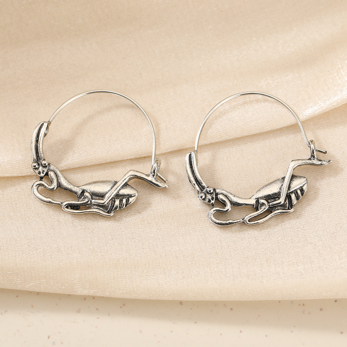 Image of Retro Shaped Women's Hoop Earrings Creative Insect Theme Women's Jewelry Wear Travel Matching Gift For Insect Lovers