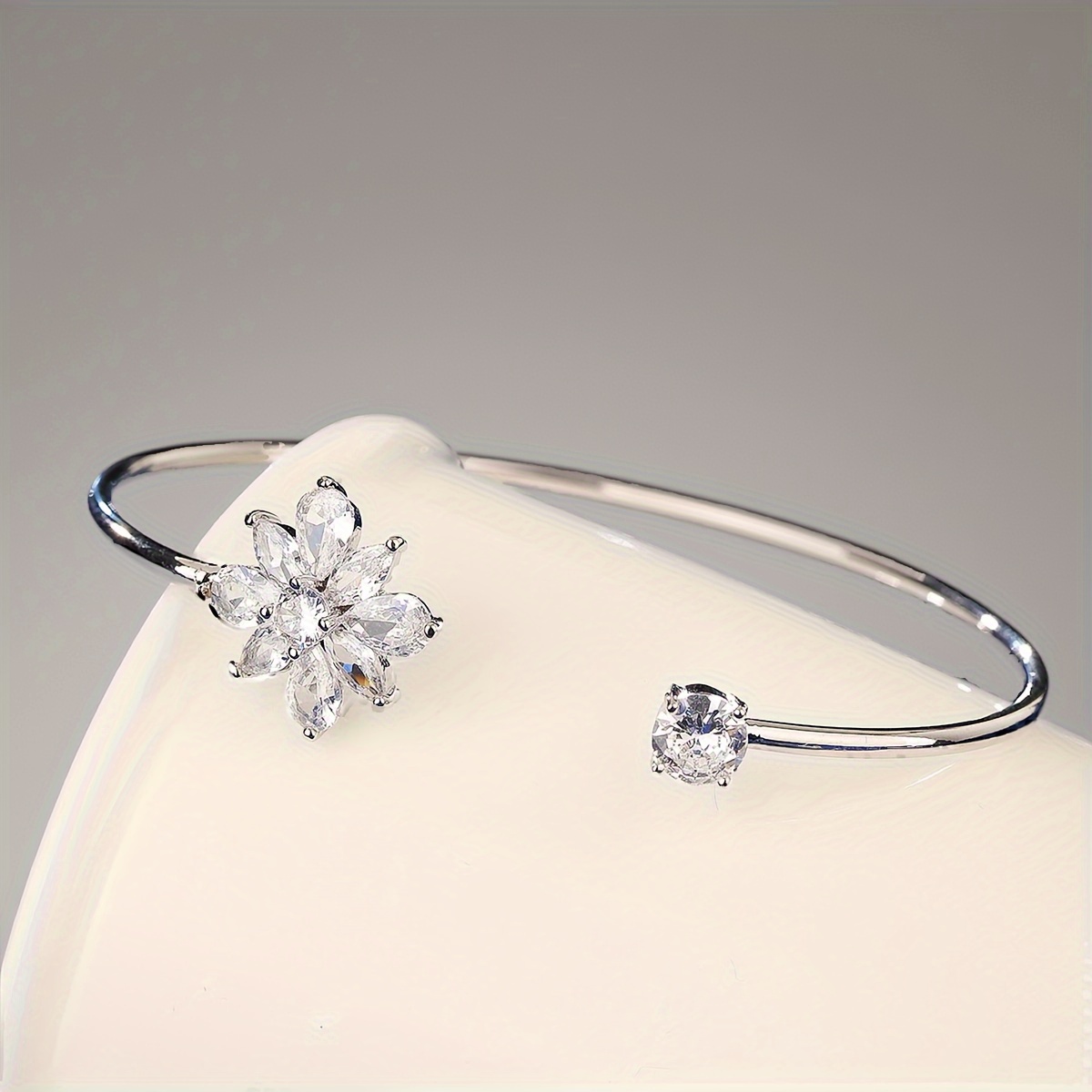 1pc Design Petal Open Bracelet For Women, Light Luxury, Suitable For Banquets And Festivals