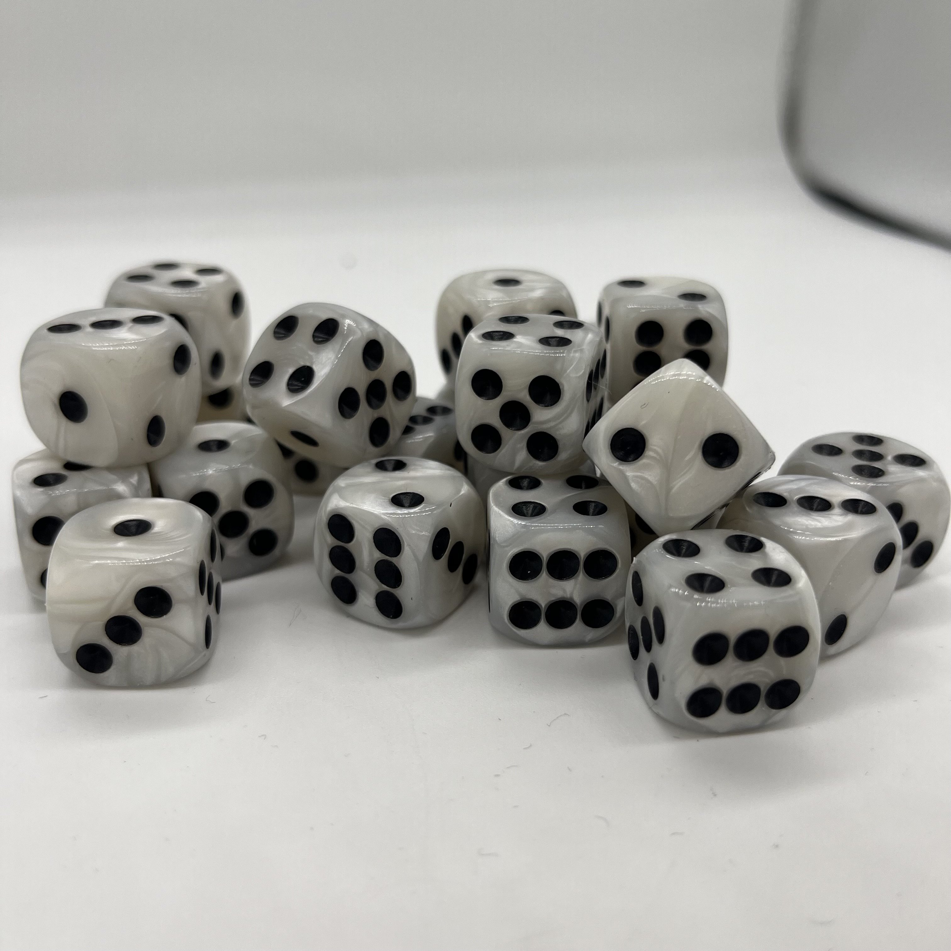 15pcs Dice Set with PP Material Dice Cup and Cloud Texture Design