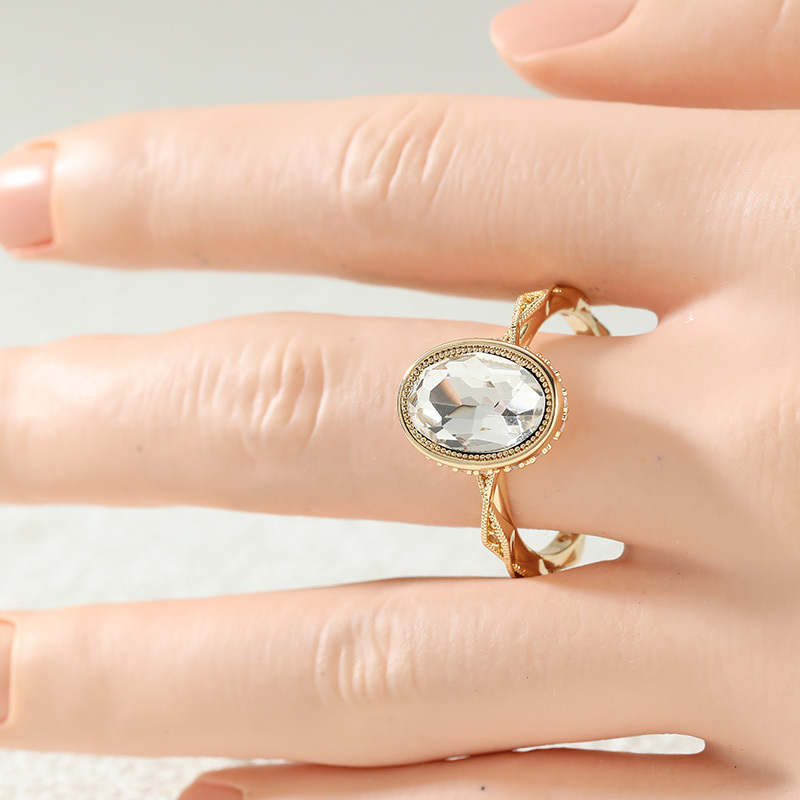 Vintage Twisted Pattern Ring with Oval Synthetic Zirconia