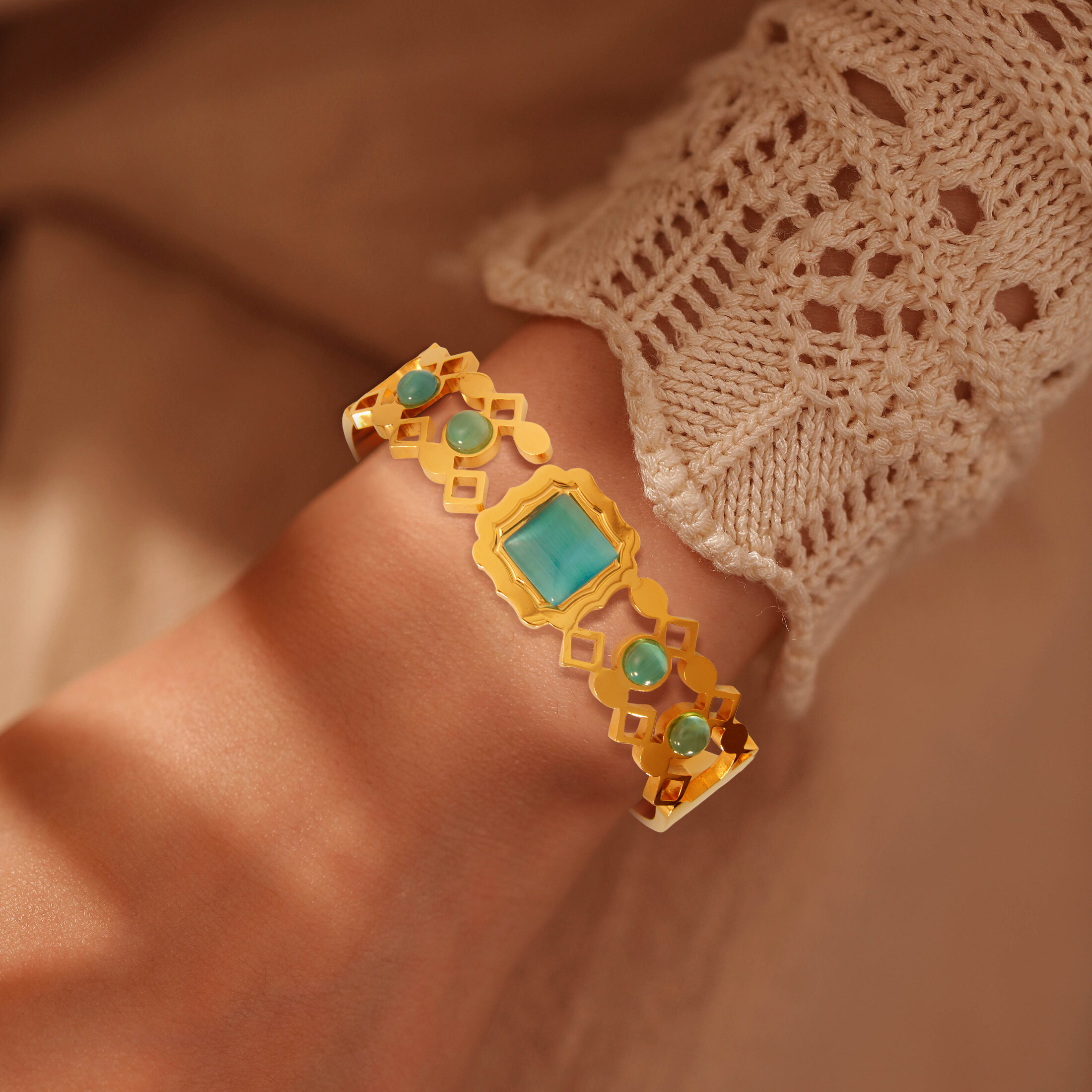 Women's Retro Hollow Geometric Cat's Eye Bangle