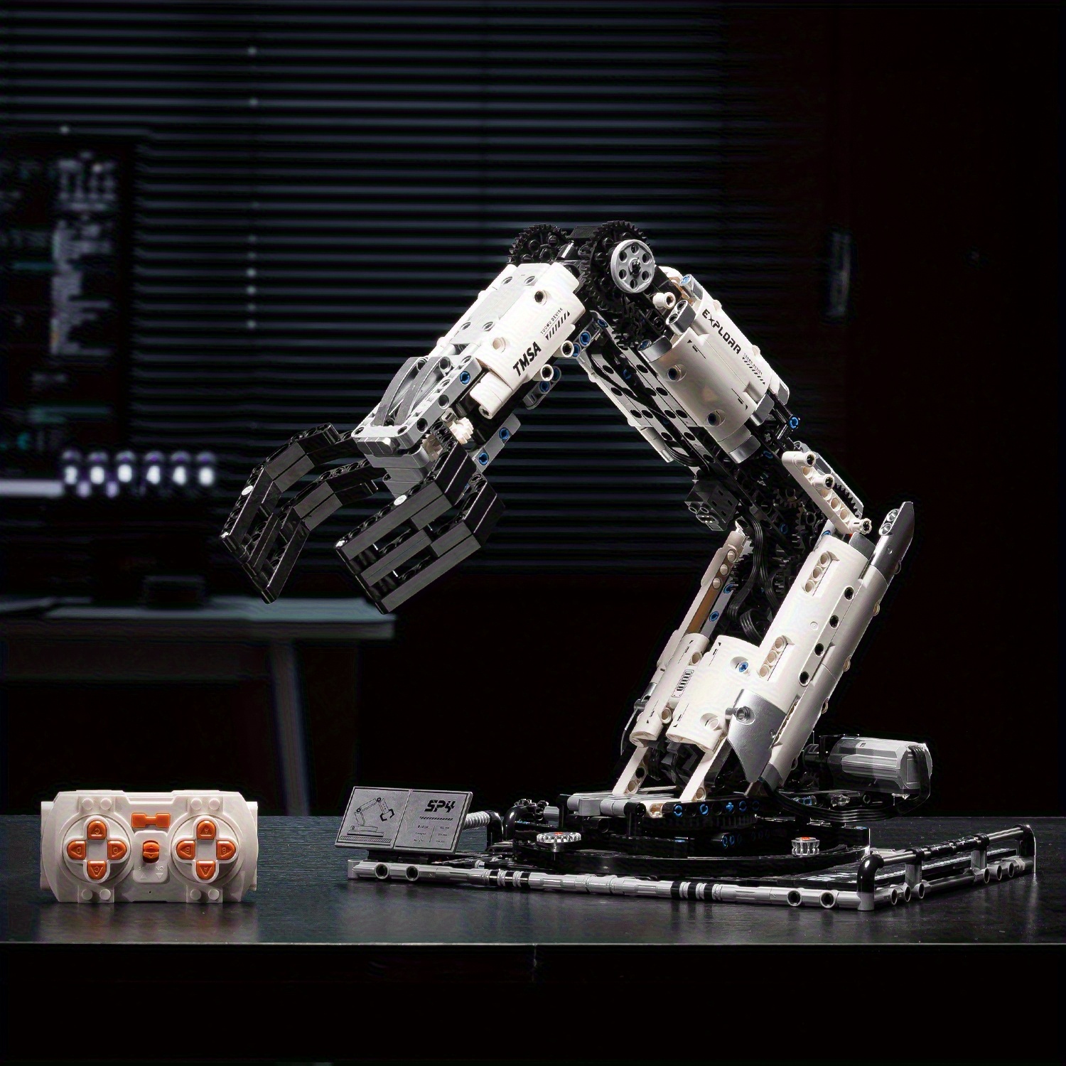 Sci-Fi Mechanical Masterpiece- 784pcs Smart Building Robot| 4-Motor 360° Rotation+ Gripping Arm+ Remote Control