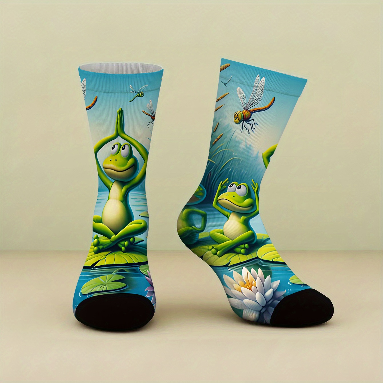 E-shop 1 Paar wadenhohe bedruckte Socken mit einem , der Yoga-Posen auf einem Lotusblatt macht. Hochwertige Damensocken, neuer Herbst/Winter-Stil,
