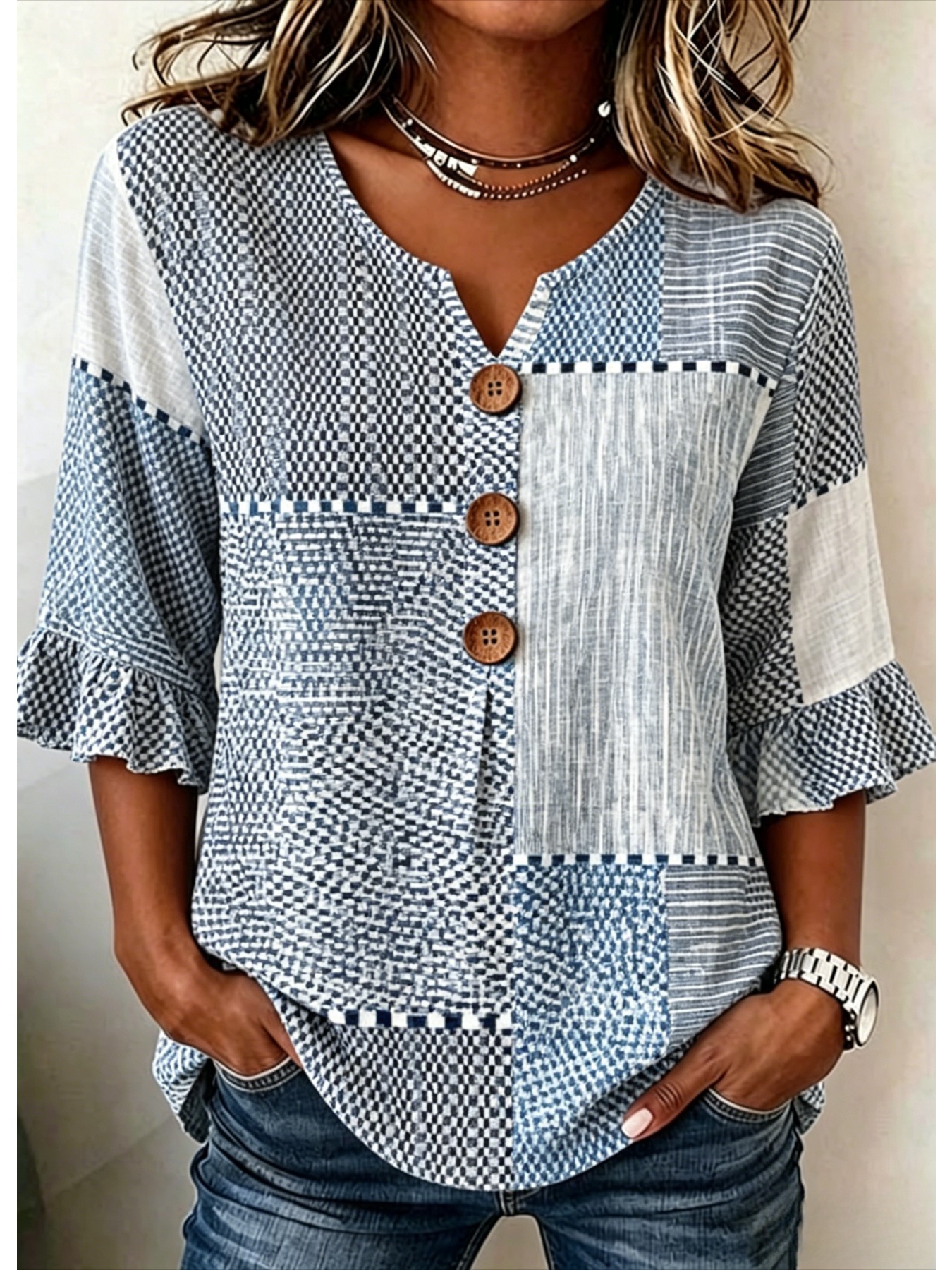 Chemise pour femme à col en V, trois boutons, manches évasées avec imprimé géométrique en blocs de couleur