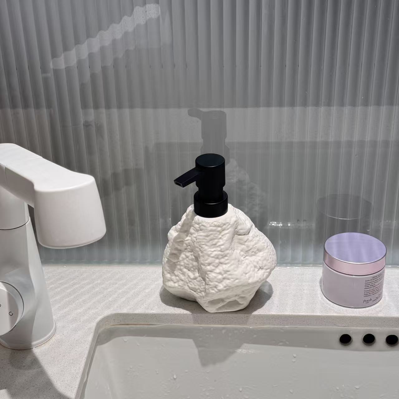 1pc Nordic Ins Style Rock-Shaped Ceramic Press Bottle, High Aesthetic Shampoo Shower Gel Hand Soap Dispenser, Large Capacity Multi-Purpose Refill Bottle, Making Your Bathroom More Tidy, Fresh, Clean And Beautiful, Suitable for Bedroom, Bathroom