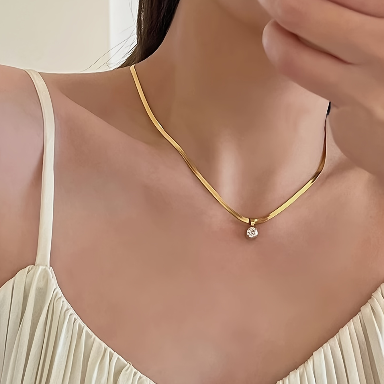 

Collier en acier inoxydable plaqué or 18K avec une perle ronde en strass, chaîne de clavicule polyvalente pour les quotidiennes et cadeau, bijoux de luxe pour