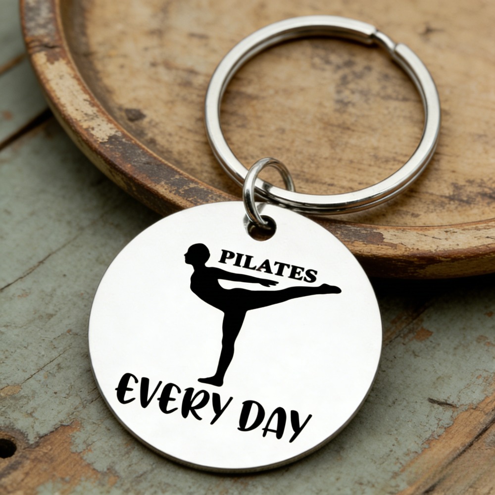 TEMU Llavero de acero inoxidable grabado con "Pilates Day", diseño de postura de Pilates, accesorios unisex, para amantes del Pilates, llavero de