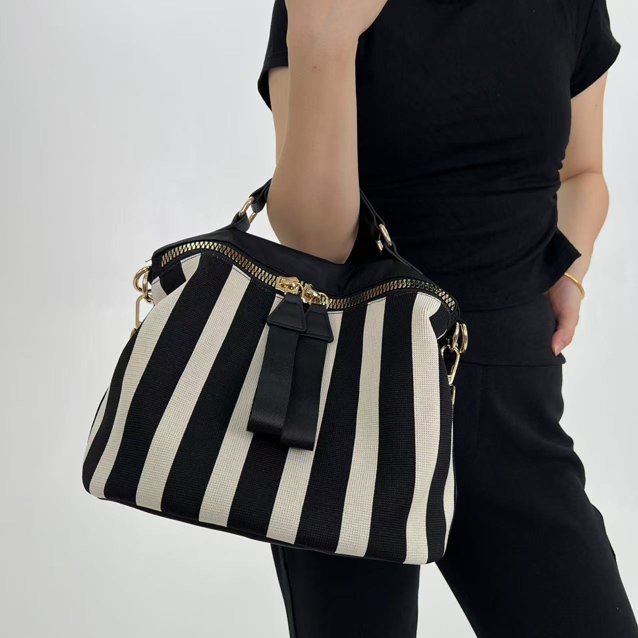 E-shop Damen Leichte Nylon Umhängetasche mit Abnehmbarem Gurt & Streifenmuster - Mehrfach-Reißverschluss Casual Handtasche, Ideal für Reisen, Einkaufen