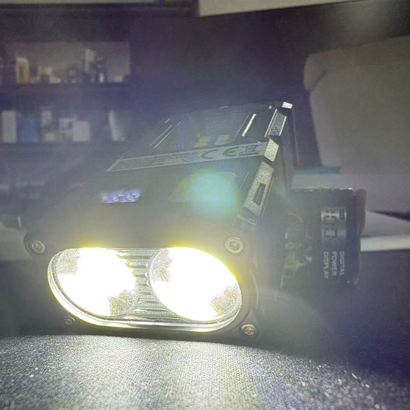 Večnamenska LED svetilka, prenosna COB delovna luč z vrtljivo glavo, vključuje kovinsko sponko in magnet, polnjenje preko USB, vgrajena