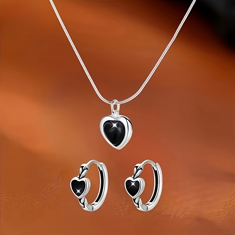 TEMU Ensemble de 3 pièces : Collier avec pendentif cœur noir et ton argenté & Boucles d'oreilles huggie, Bijoux gothiques minimalistes