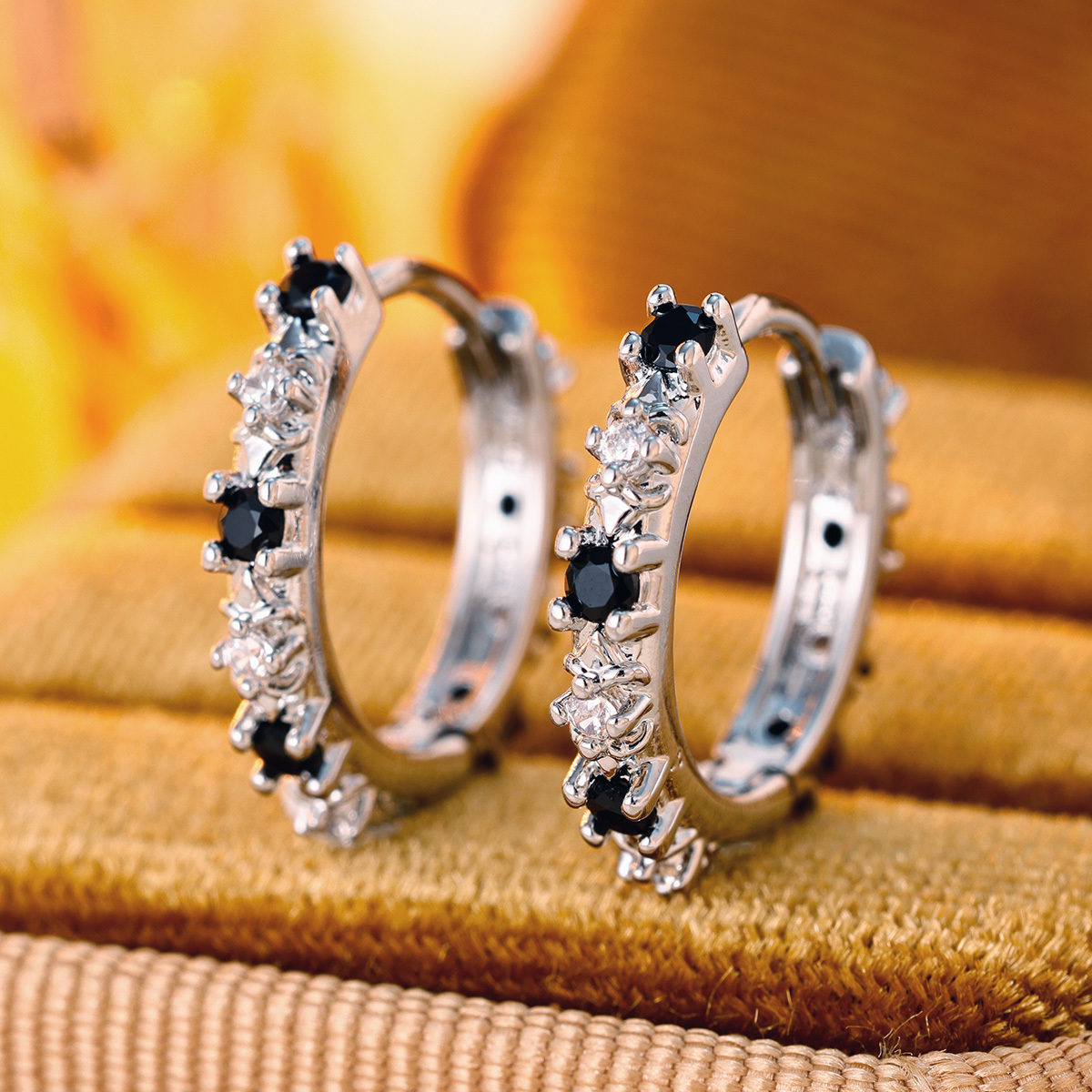 Women's Geometric Black and White Synthetic Zirconia Stud Earrings