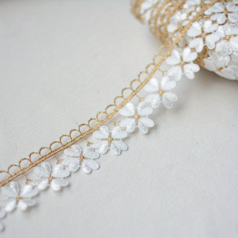 E-shop 3,5 cm breiter goldener, gewellter Rand, weißer Blumenstoff, Hochzeit, fluoreszierender goldener Faden, Stickerei, Spitzen-Erweiterungen,