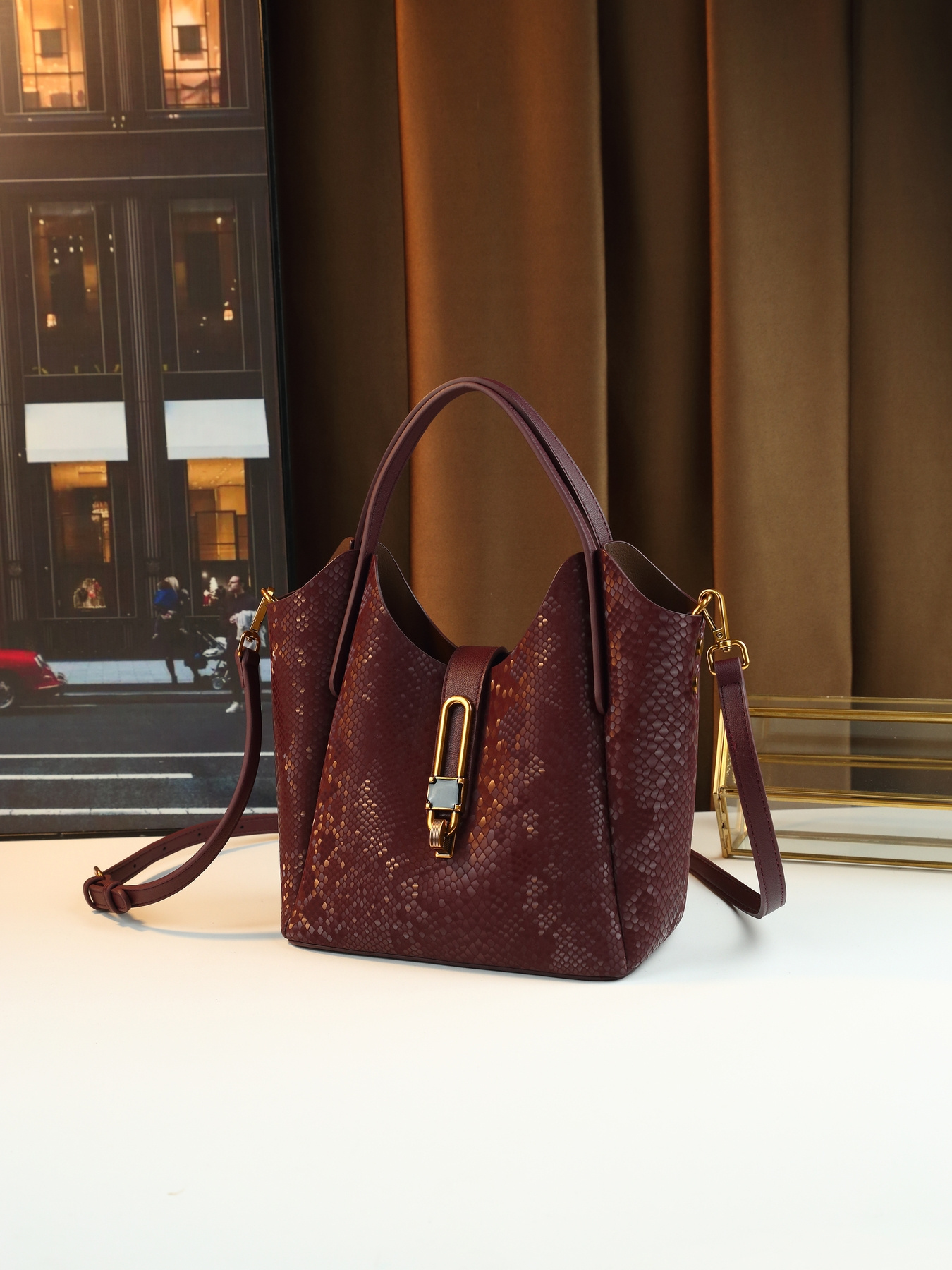 Coffee Gradient Snake Print Bucket Bag texture close-up