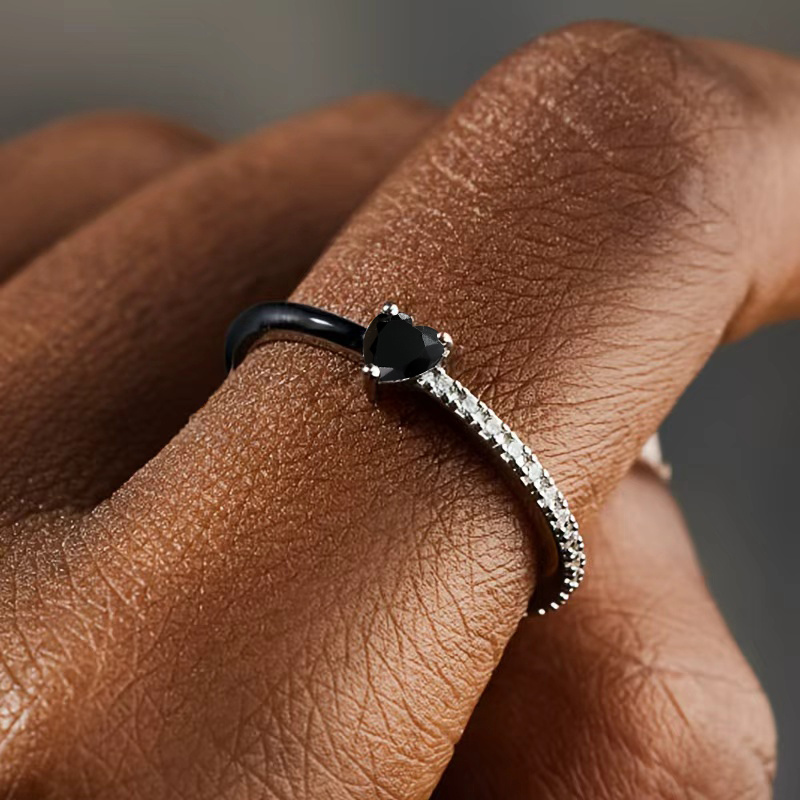 Unisex Two-Tone Spliced Ring with Black Heart-Shaped Zirconia