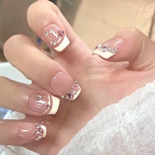 set aus 30 französischen, pinken diamant-press-on-nägeln für frühling und sommer, mit nude-pink, weißen rändern und strasssteinen, für den und zur verbesserung des erscheinungsbilds ihrer hände, für alle frauen.