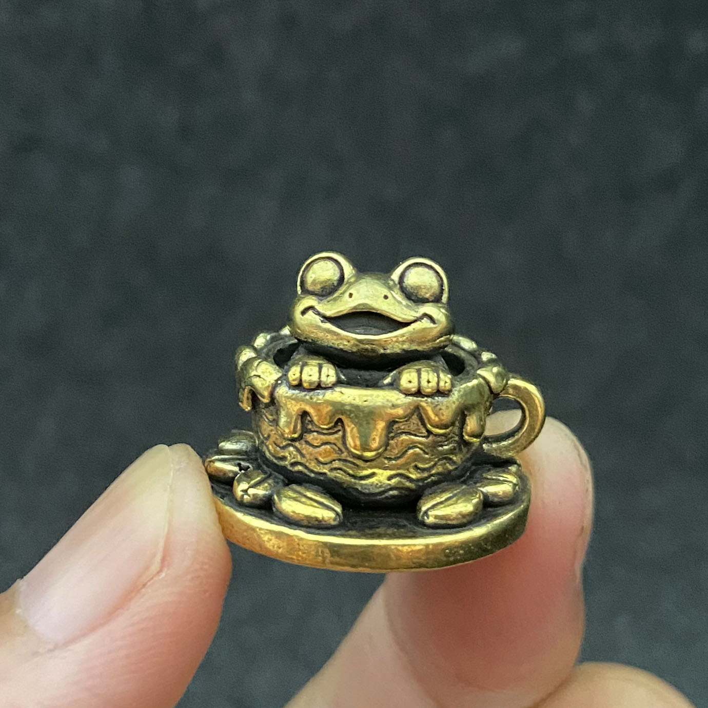 TEMU Gobelet Rétro en Laiton avec Sculpture Miniature Grenouille Verte, Ornement Animal Guérisseur, Décoration Souple de Table d'Extérieur pour Cour,