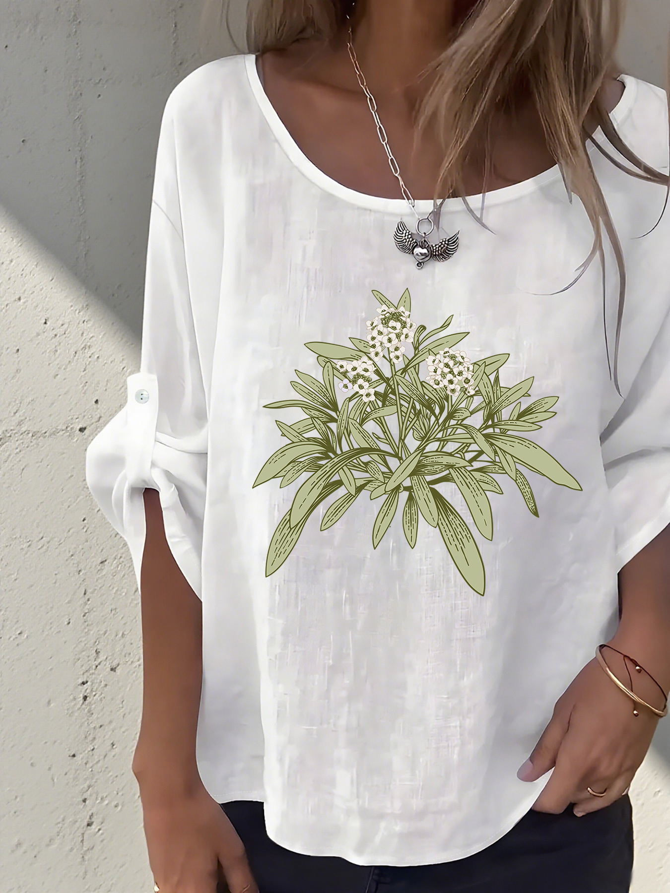 Een elegant damesblouse met een effen kleur en een creatief ontworpen ronde hals. Deze casual en stijlvolle top heeft knoopdetails en een losse pasvorm, waardoor hij geschikt is voor de lente en de herfst.