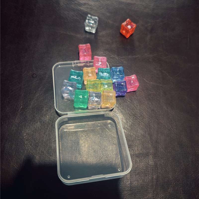 TEMU Juego de 17 piezas: 16 piedras de hielo de resina que en de color aleatorio (0.097 libras, 0.59 pulgadas) + 1 de almacenamiento transparente.