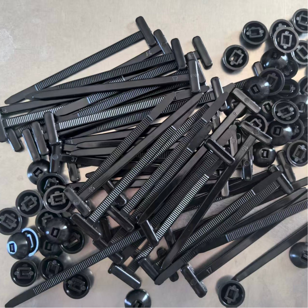 E-shop 60 multifunktionale selbstverriegelnde Nylon-Kabelbinder, strapazierfähige Kunststoffschnallen, geeignet zum Befestigen mehrerer Autoteile, zum