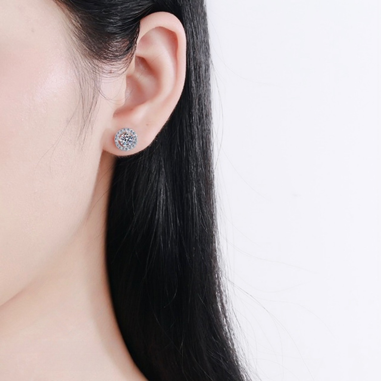 Women's Chic Round Cut White Moissanite Stud Earrings, Festive Gift