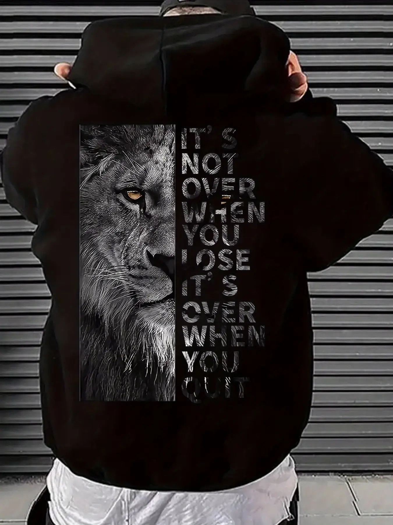 Leeuw-geïnspireerde Hoodie voor Mannen - Never Give Up Design, Bruine Pullover met Kangaroo Zak, Casual Lange Mouwen Hoodie voor Alle Seizoenen, Sport en Outdoor Activiteiten, Leeuw Hoodie, Hoodie voor Mannen, Hooded Sweatshirt voor Heren