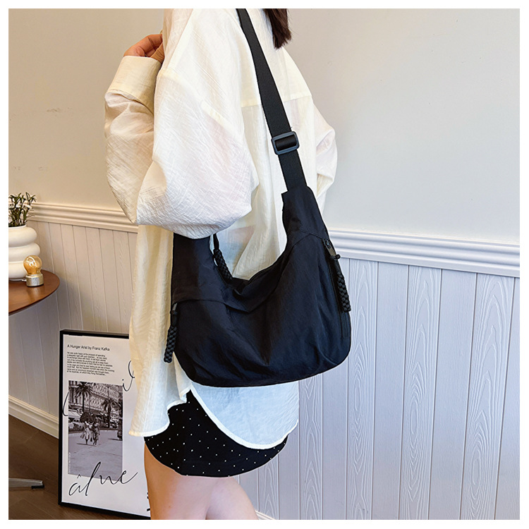 Borsa hobo in tela con nappe e tracolla larga regolabile_voghion.com