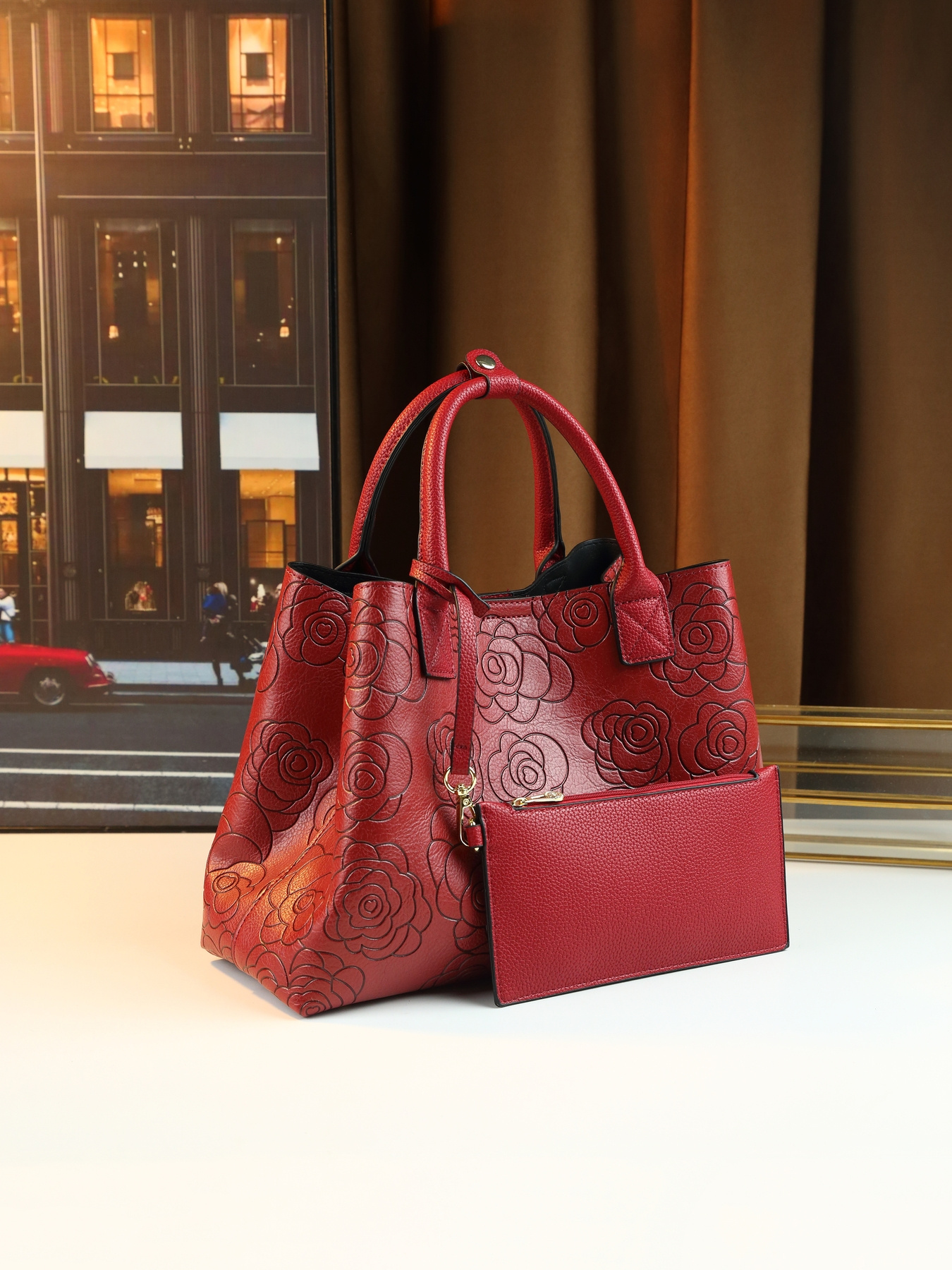 Back zip pocket on tote