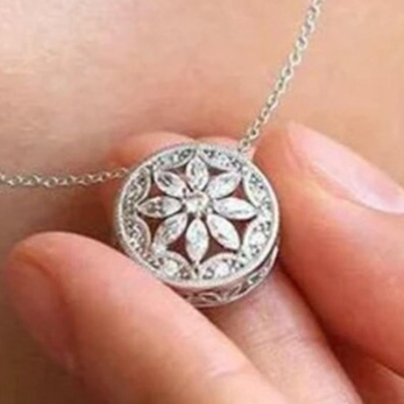E-shop Elegante Halskette mit Mikro-gefertigter Zirkonia-Blumenanhänger, für Frauen zum Tragen bei Partys, Feiertagen, Hochzeiten oder als aufmerksames