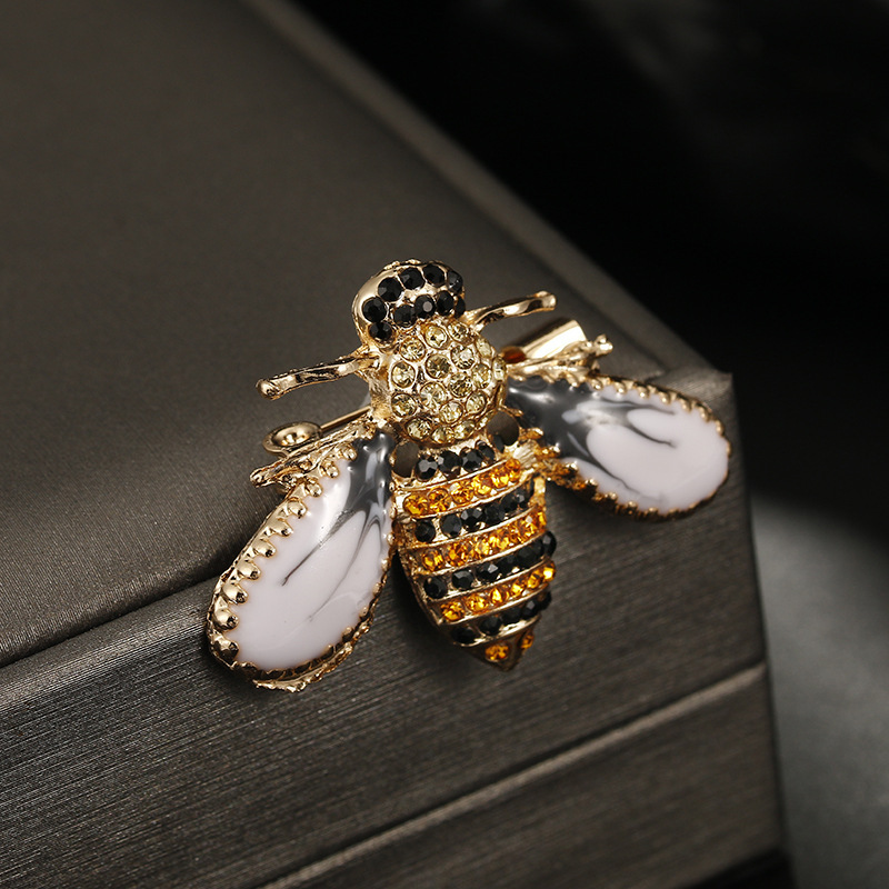 A Stunning Brooch Pin Featuring A Baroque- Of A Lovely , Perfect For Men And Women. Ideal As Jewelry Additions Or Gifts For Weddings And Holiday Parties