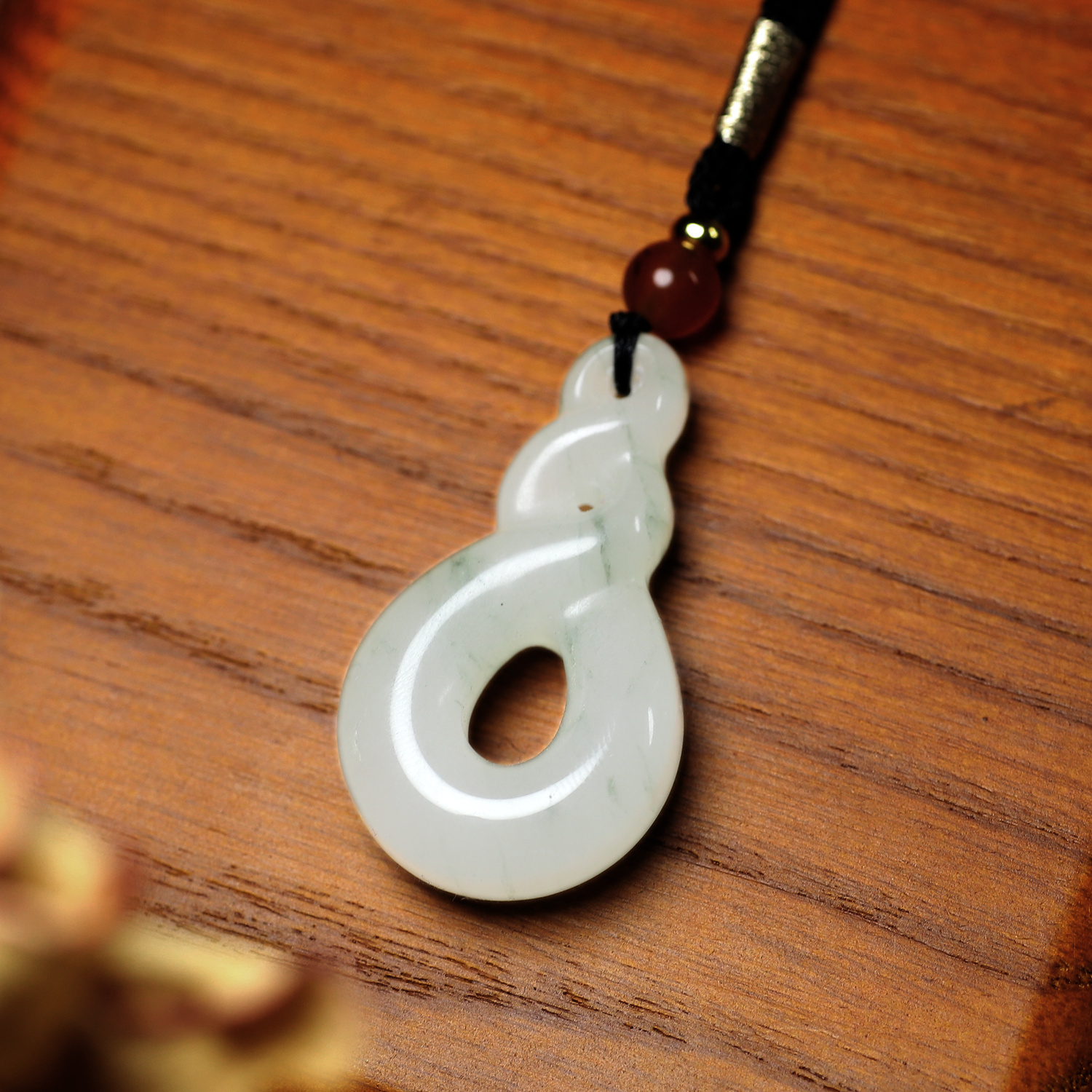 Natural Stone White Floral Pendant Necklace, Festive Gift