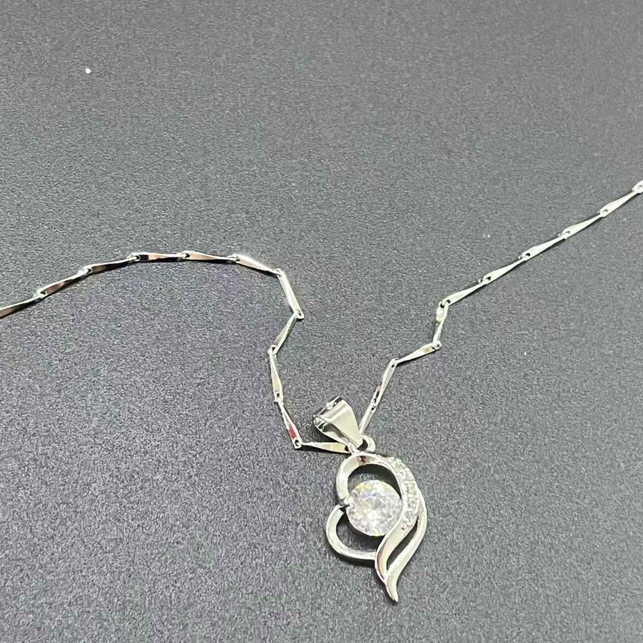 E-shop Elegante verführerische tropfenförmige Damenhalskette mit funkelnden kubischen synthetischen Zirkonia-Einlagen. Dieses luxuriöse doch schlichte