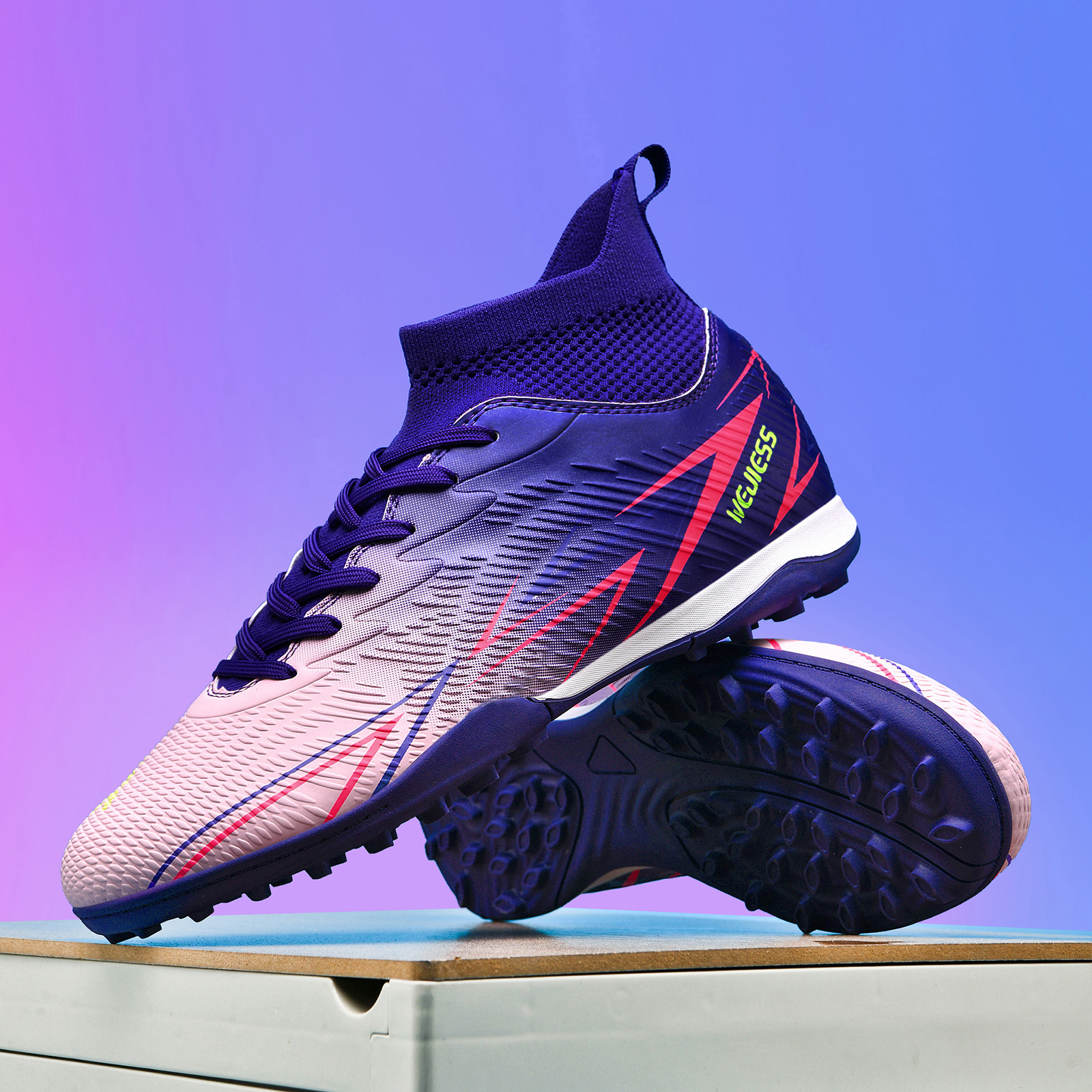 Zapatillas de fútbol transpirables de caña alta para parejas, zapatillas profesionales antideslizantes TF con clavos para hombres y mujeres, calzado de entrenamiento de competición para adultos, zapatillas de fútbol de césped ligero para estudiantes universitarios.