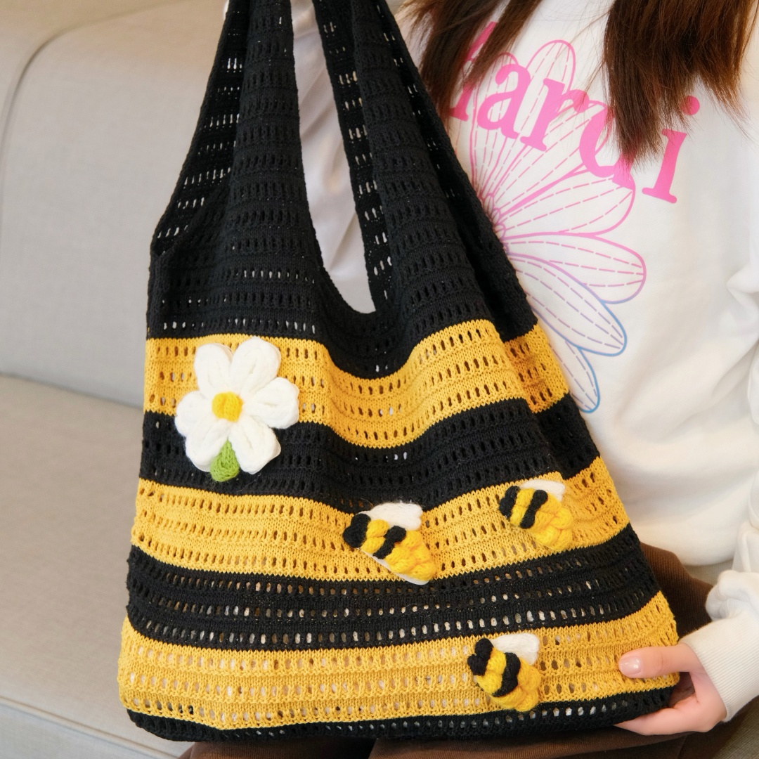 E-shop Damen Tote Bag Süße Biene Gänseblümchen 3D Verzierung Häkel Tasche Retro Stil Schwarz Gelb Streifen Hollow Out Strick Tasche Sommer Street Style