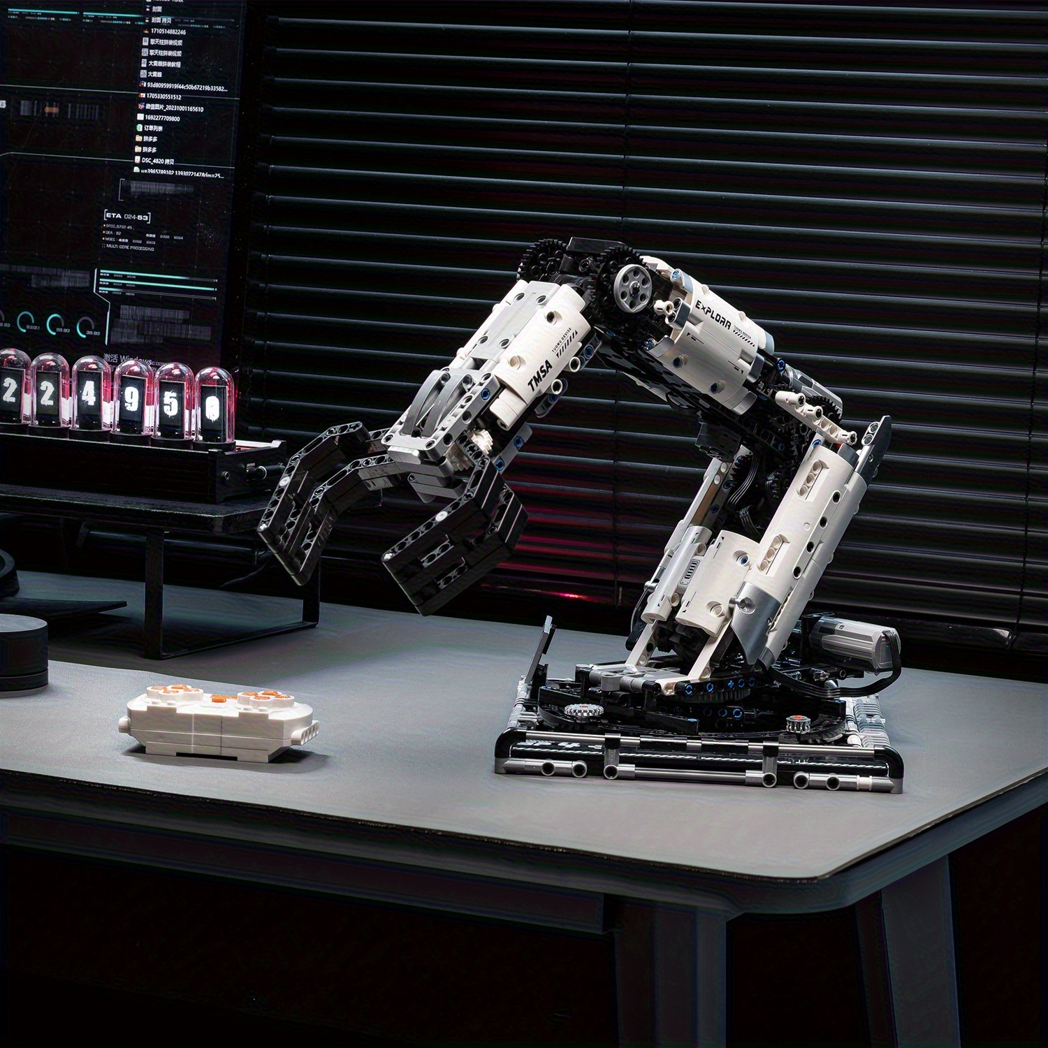 Sci-Fi Mechanical Masterpiece- 784pcs Smart Building Robot| 4-Motor 360° Rotation+ Gripping Arm+ Remote Control