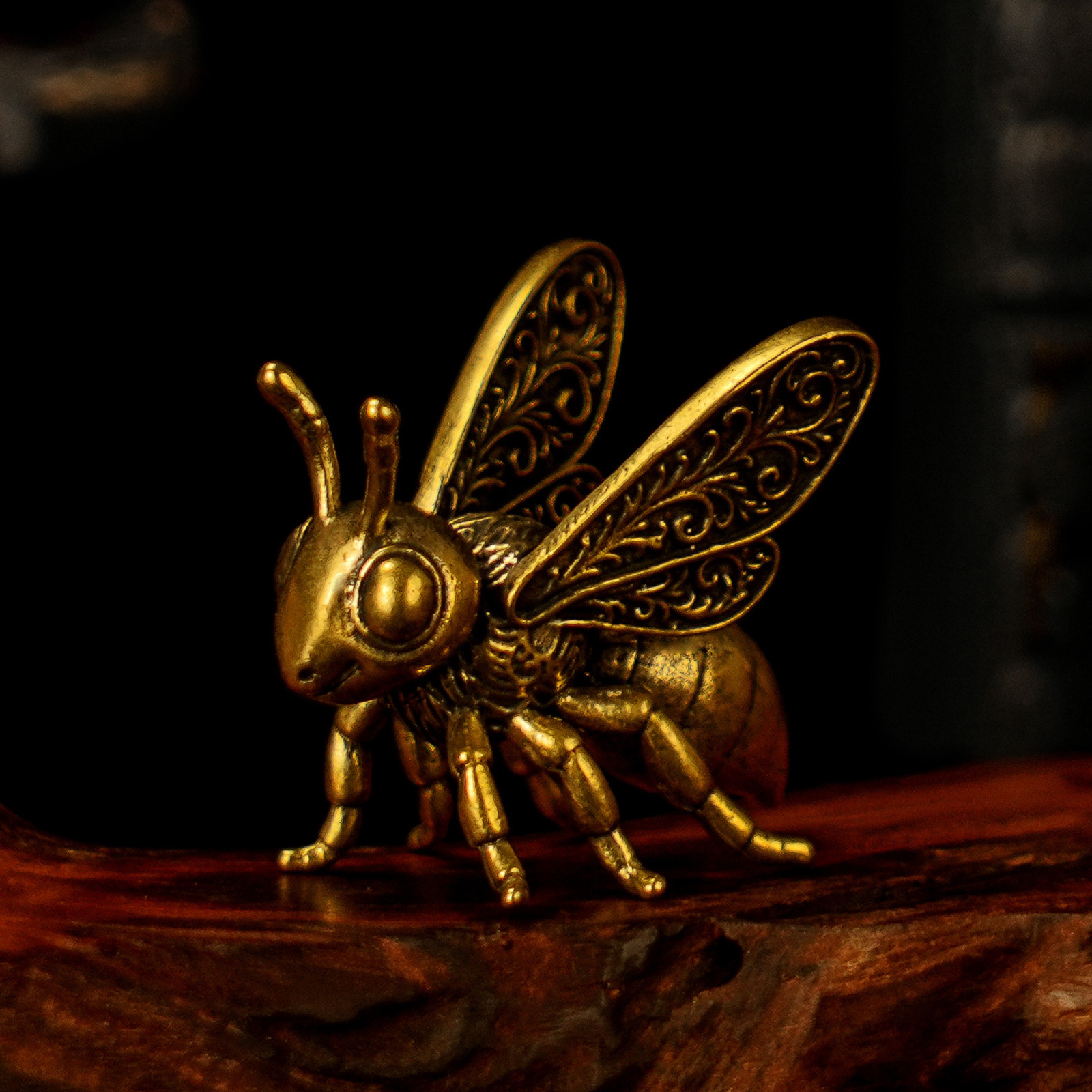 Zberateľské figúrky,ručne vyrábaná masívna mosadzná baroková včelí figúrka - Vintage včelí plastika so zložitými krídlami a ozdobnými vzormi, zberateľská