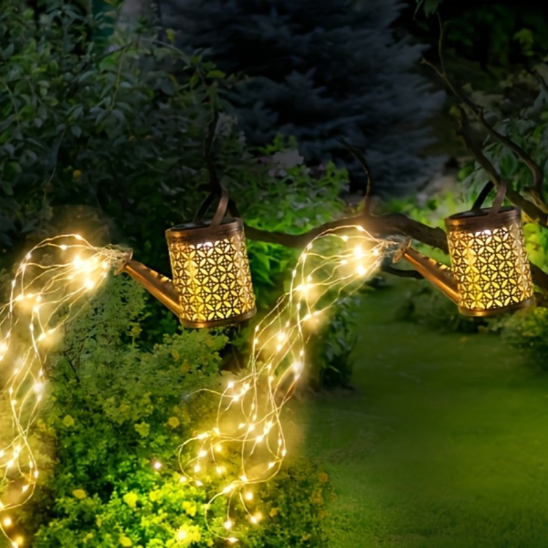 Set de 4 bucăți Lămpi solare în formă de umeraș de udător (2 umerașe de udător + 2 cârlige de păstor), lumină caldă/colorată, senzor de lumină pentru exterior cu pornire/oprire automată. Potrivite pentru diverse locații: grădini, peluze, curți și mese de dining. Ideale ca cadou de housewarming sau