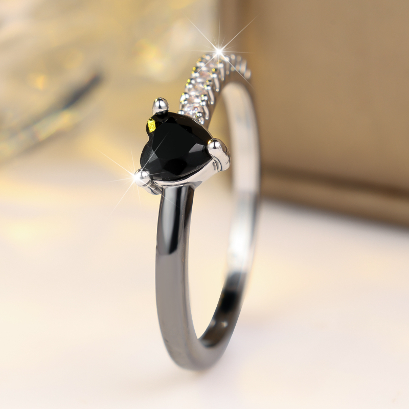 Unisex Two-Tone Spliced Ring with Black Heart-Shaped Zirconia