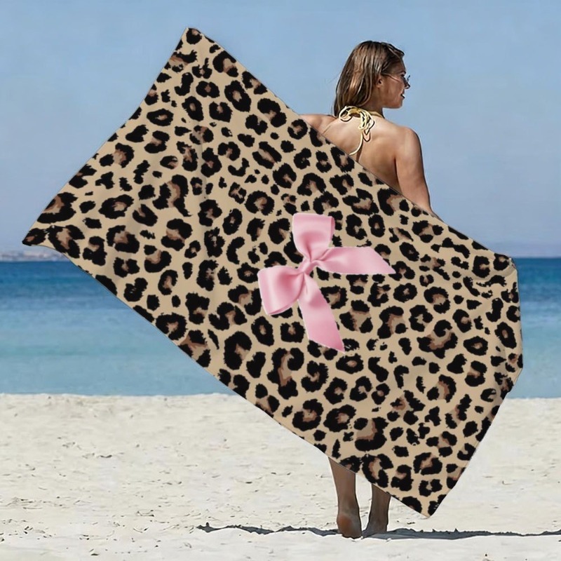 Serviette de plage motif léopard classique avec nœud rose_voghion.com