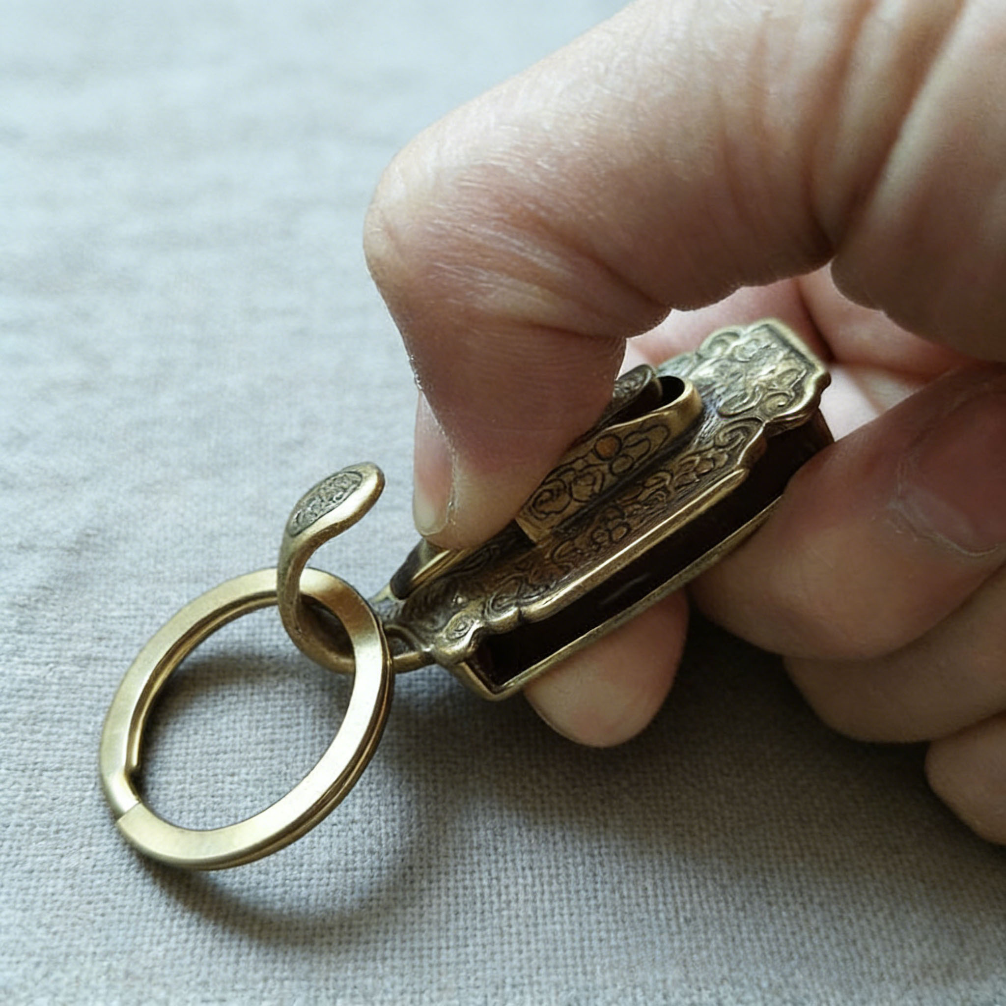 1 kos Vintage Trpežen Pasni Ključek s Sponko iz Čistega Bakra | Visokokakovosten Medeninast Dodatek za Pas, Popolno Darilo za Očetovski Dan,