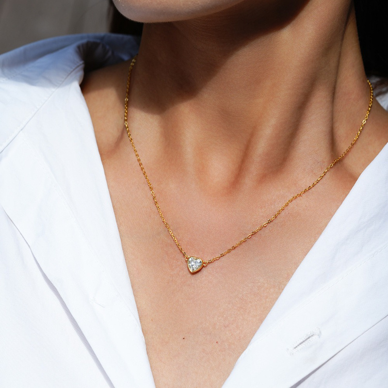 Image of This Necklace Features A 1-carat Heart-shaped Moissanite Set In 925 Sterling Silver With A 14k Golden Plating. Its Unisex Design Makes It A Perfect Gift For Holidays And Weddings, In A Gift Box