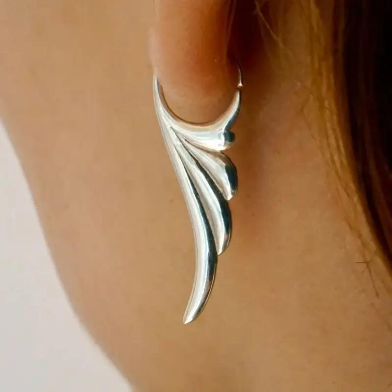 E-shop Chuangyi Design Minimalistische silbrige Flügel-Ohrringe für Damen, leichter Luxus-Stil, für Partys, tägliche Ausflüge den Weg zur Arbeit,
