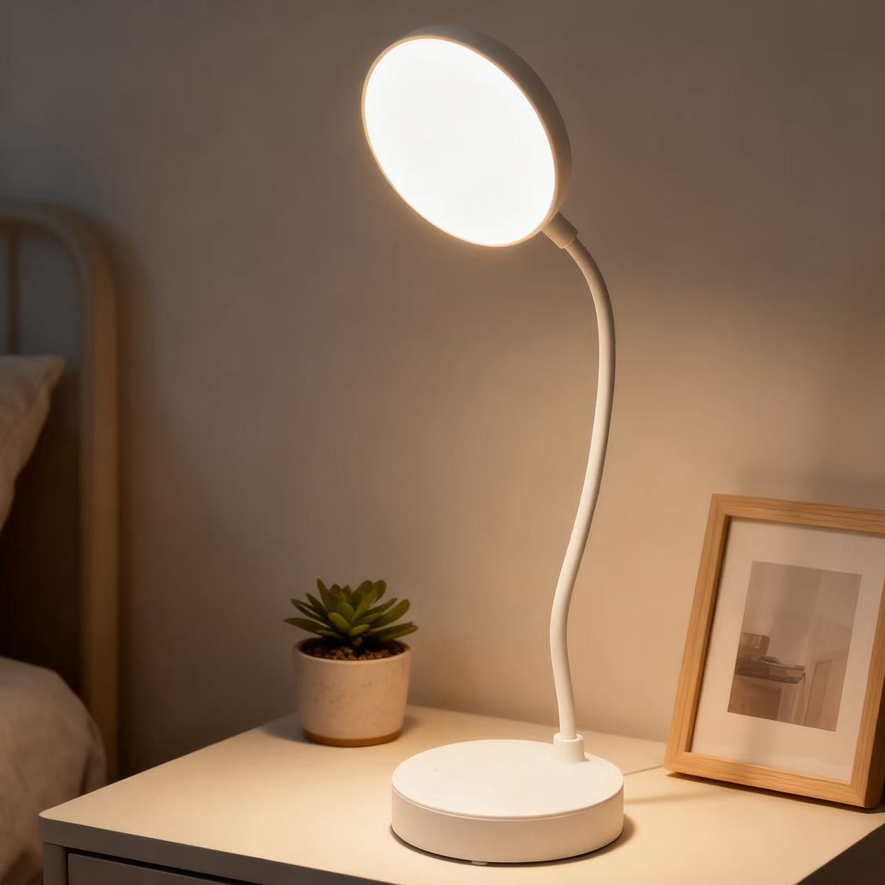 E-shop 1 Stück Weiße Leselampe - Kompakte USB-Aufladbare Schreibtischlampe mit 800mAh Akku & Wechselbarem Lichtfarbe, Das Perfekte Weihnachtsgeschenk!