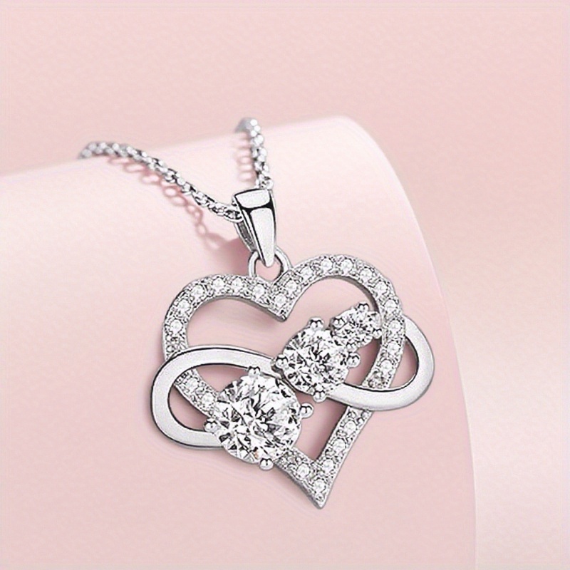 Image of A Heart-shaped Pendant Necklace Made Of 925 Silver And Moissanite, Suitable For Men And Women. It Features A Stylish And Romantic Design That Appeals To A Mature