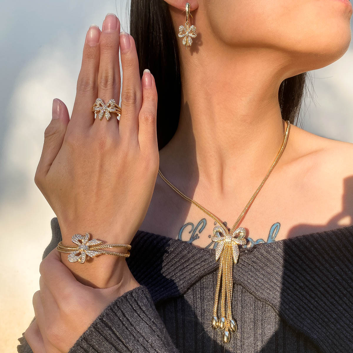 un ensemble de bijoux élégant et stylé pour femmes,   dun   nœud et     pendentif, décoré de strass cubiques, comprenant une chaîne, un bracelet, des boucles doreilles et un anneau, parfait pour  , les fêtes et   cadeau de la saint-valentin. 1