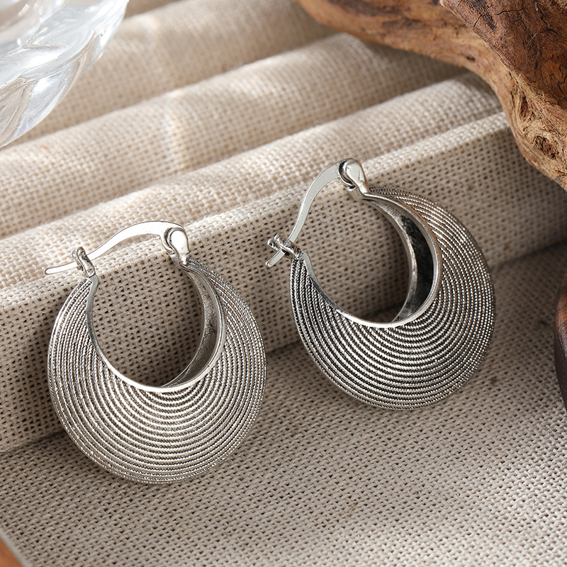 TEMU Vintage Textured Women's Vintage Threaded Crescent Earrings, Suitable For Cafes And Art Markets, With A Relaxed And Casual Retro Atmosphere
