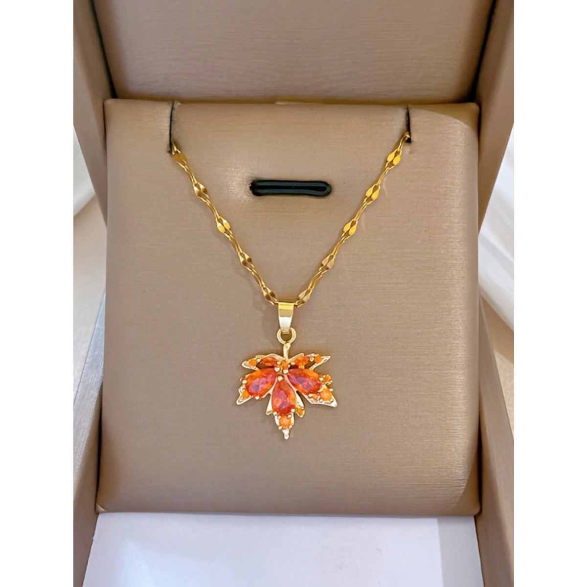 TEMU An Elegant Maple Leaf Pendant Necklace - A Versatile Accessory For Weddings And Parties, A Perfect Gift For Holidays And Special Occasions, A