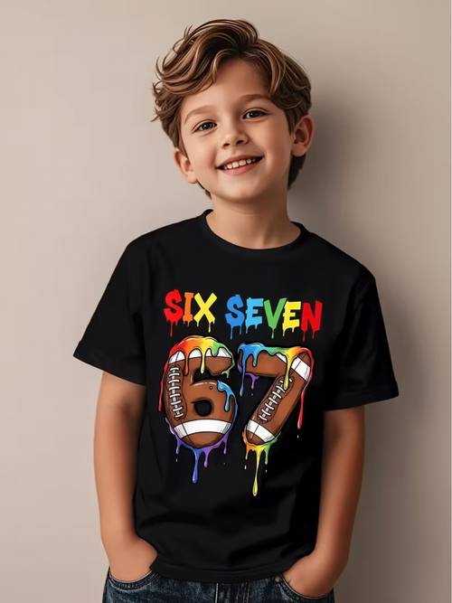 trendy chlapecké barevné tričko se vzorem - s zábavným designem doodle s číslem 67 a fotbalovým - ležérní černé tričko ideální pro každodenní nošení, ideální volba na párty a aktivní dobrodružství