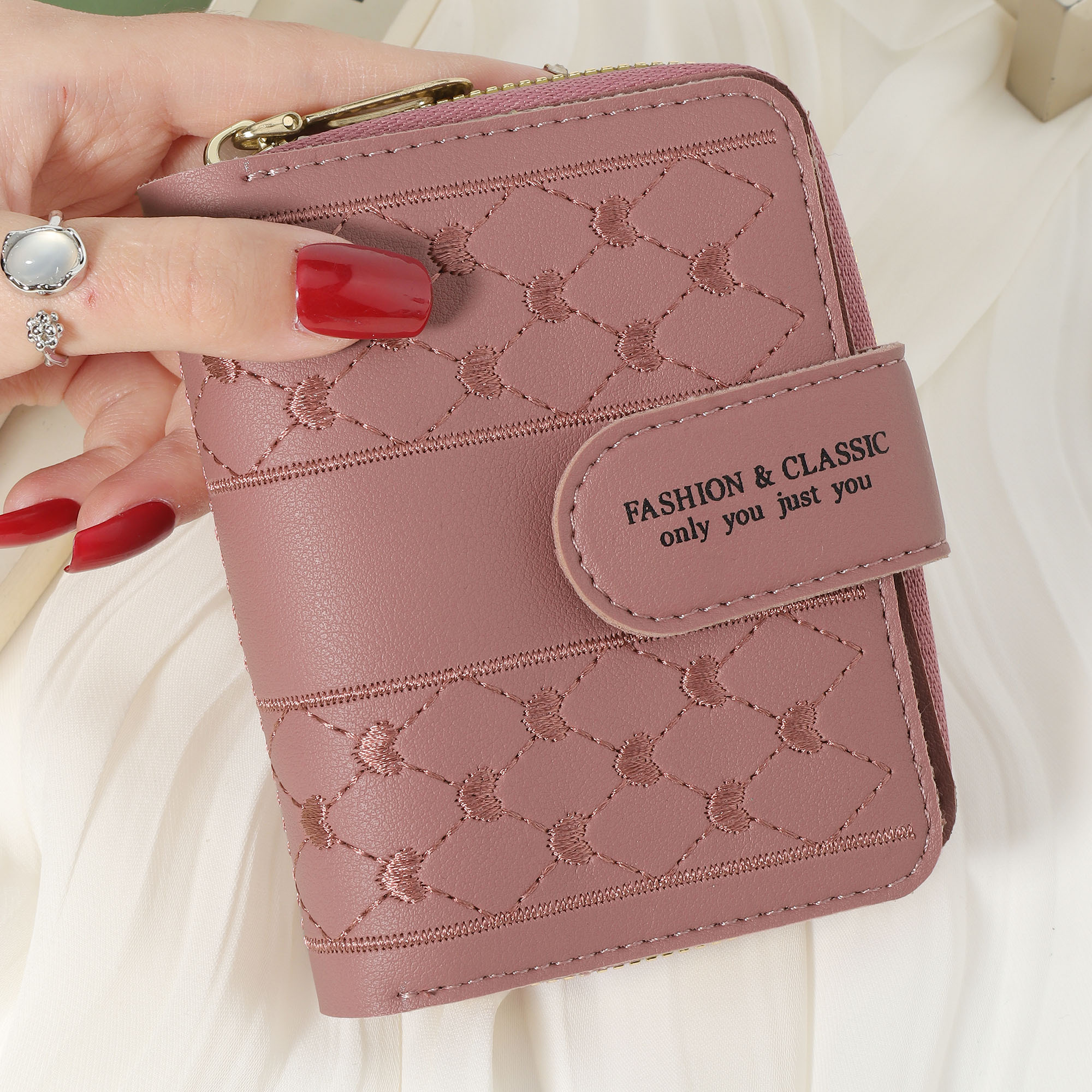Trendy Retro-style Short Wallet For Women, Featuring Card Storage, A Sleek And Casual Design With Multiple Slots, Perfect For School Dorms And Back-to-school Supplies