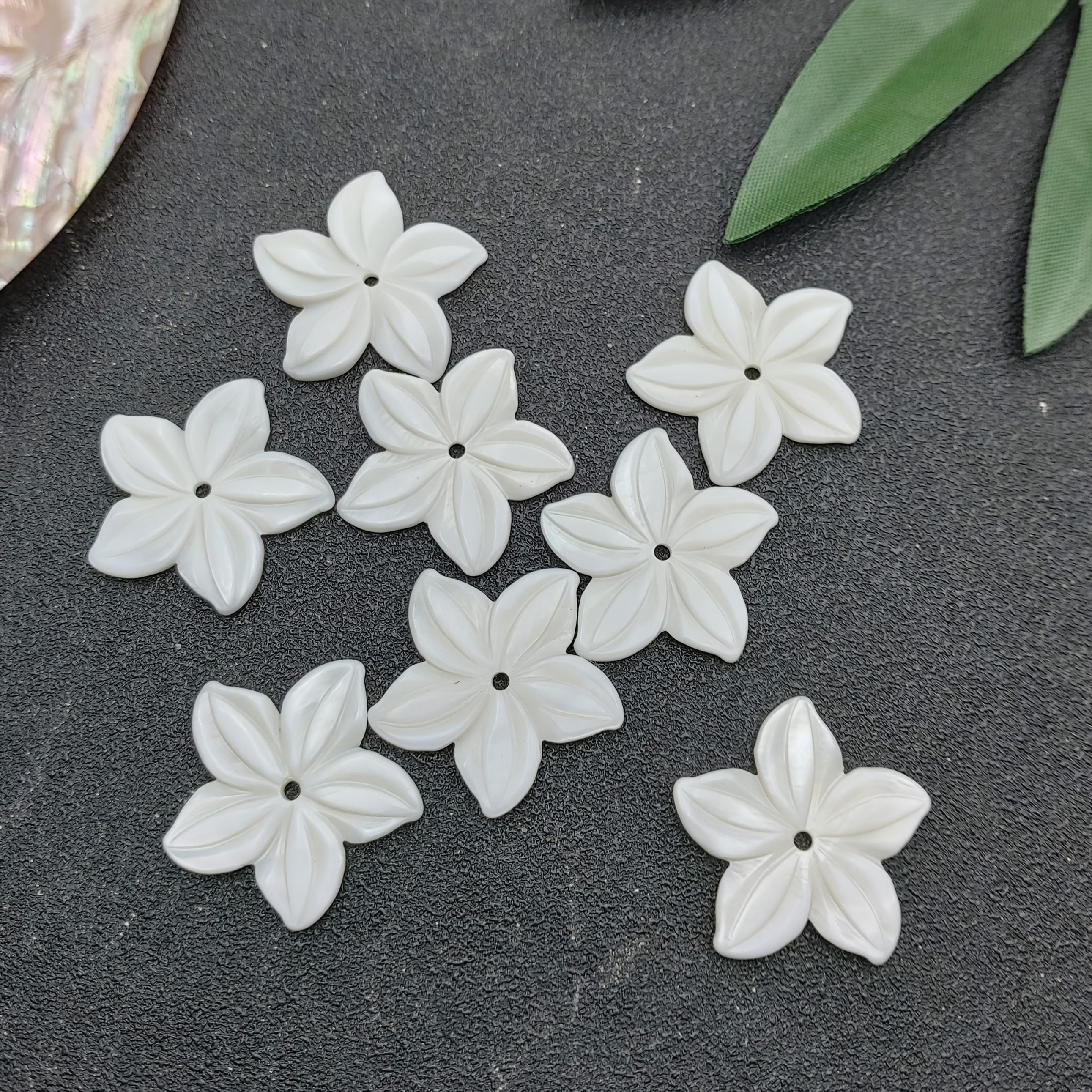 TEMU 8pcs 30Mm Blanc Naturel Sculpté à Pendentifs Floraux d'Eau Douce avec Trou Central