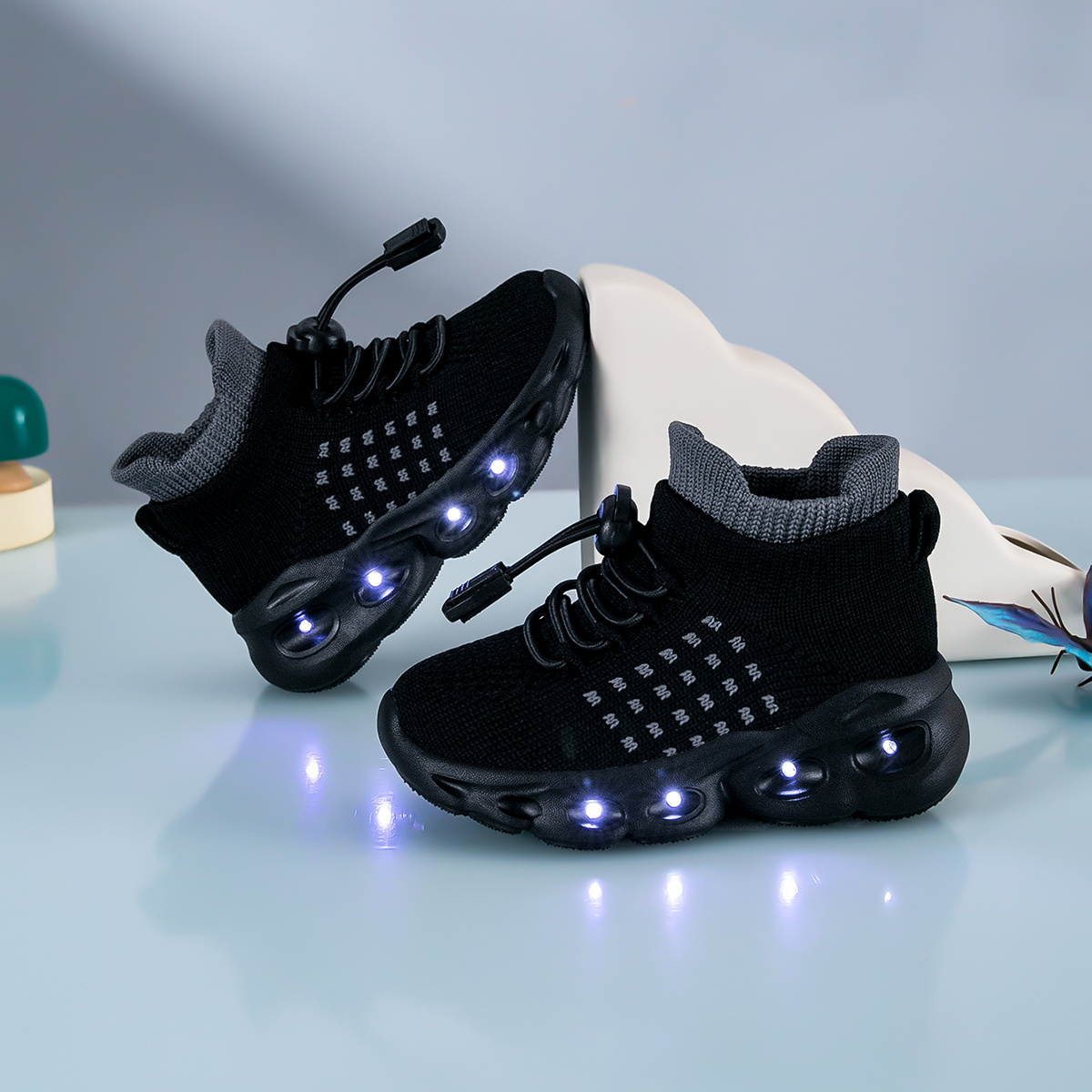 1 Pair Sneakers with LED Light-Up Sole - Soft Cushioning, Lightweight Low-Top Lace-Up for Boys and Girls